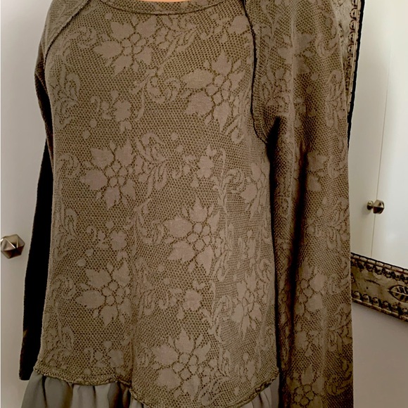 TOP PATTERN SWEATSHIRT FABRIC RUFFLE AVOCADO GREEN.  SIZE S//M - Picture 4 of 6